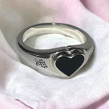 Black Heart Chromatic 爱 Ring