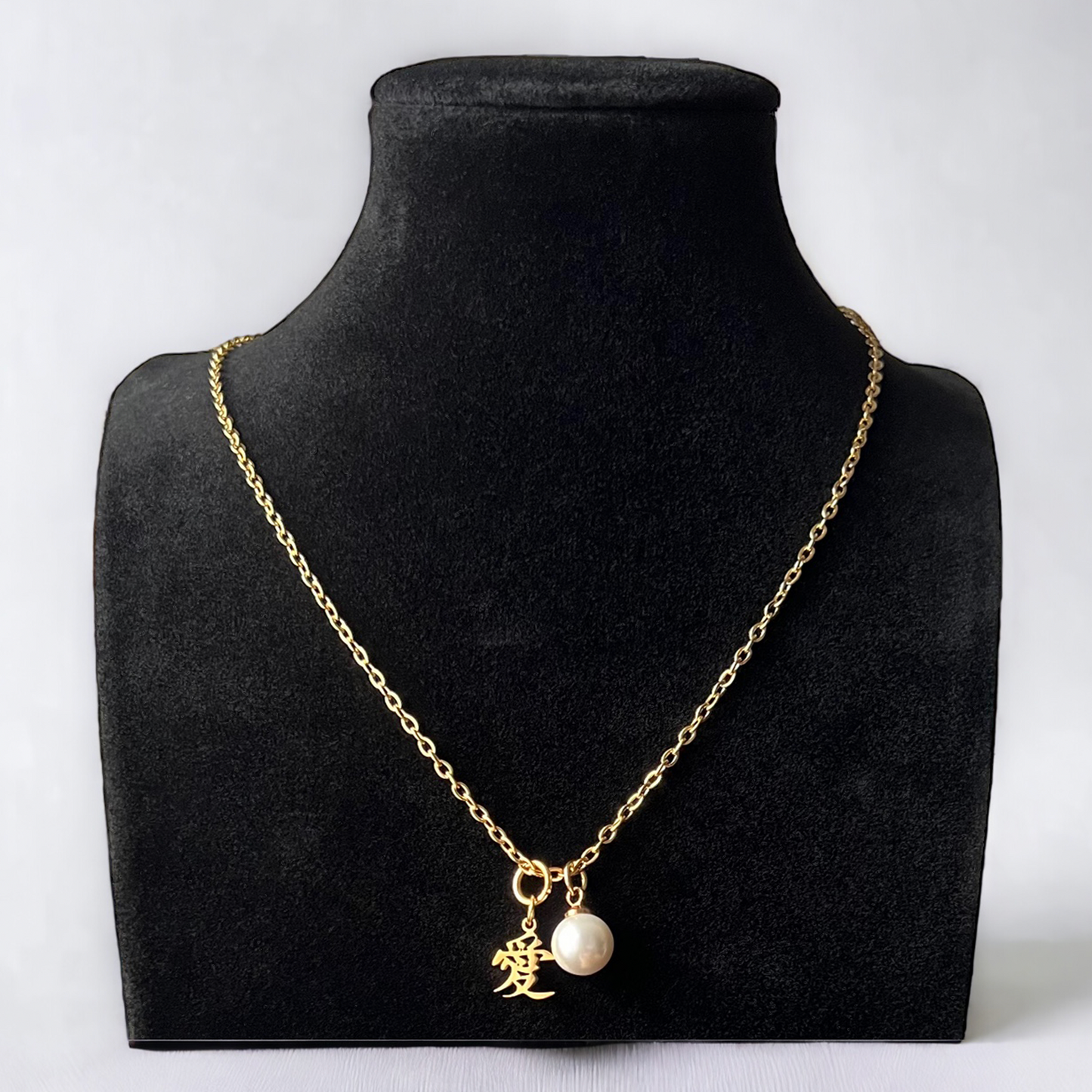 爱 "Love" Pearl charm Necklace Gold
